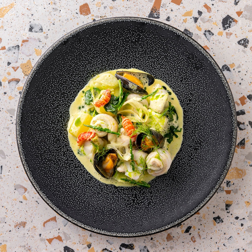 Poisson de la mer du Nord, chou frisé, fenouil et mousse de curry